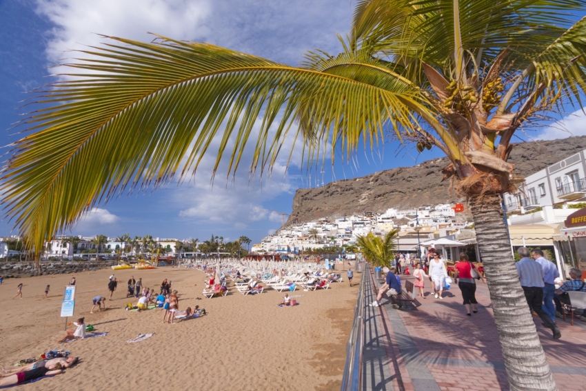 Puerto de Mog&aacute;n beach and promenade