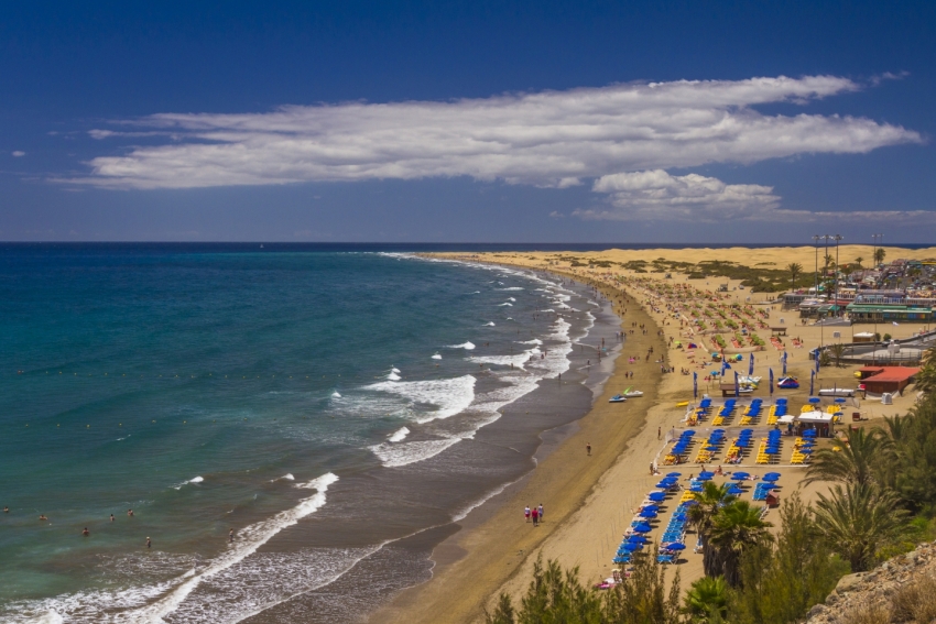 The vast Playa del Ingl&eacute;s beach in Gran Canaria