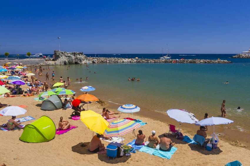 Puerto de Mog&aacute;n beach 