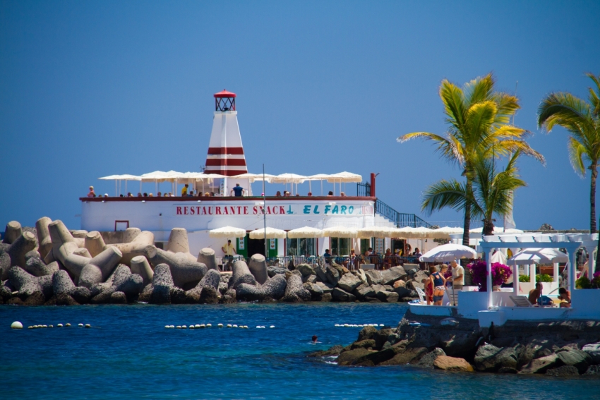 The El Faro restaurant at the end of the harbour wall at Mog&aacute;n